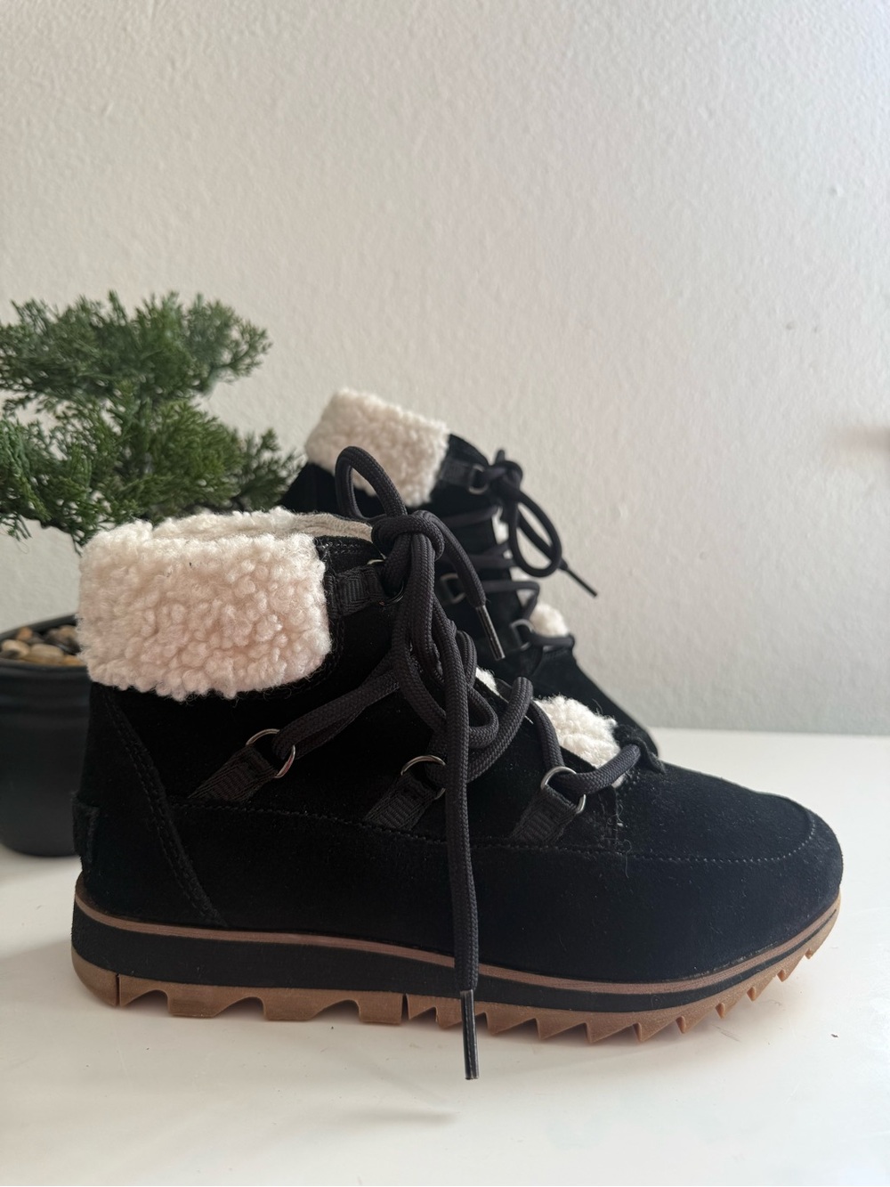 Sorel Harlow lace cozy women size 6 Black Ankle Winter Boots with White - Picture 2 of 8
